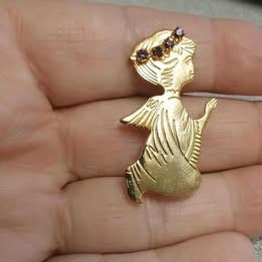 February Birthstone Praying Angel Brooch Gold Tone Purple Stone 1.5in